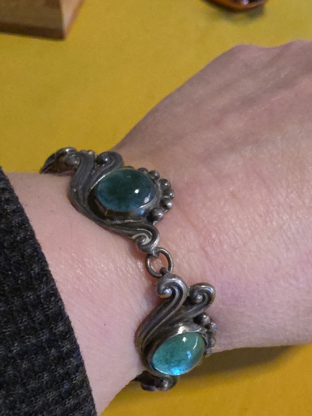 Vintage Mid-Century Mexican Silver Bracelet ▪︎ Blue & Green Glass Cabochons - Picture 11 of 14